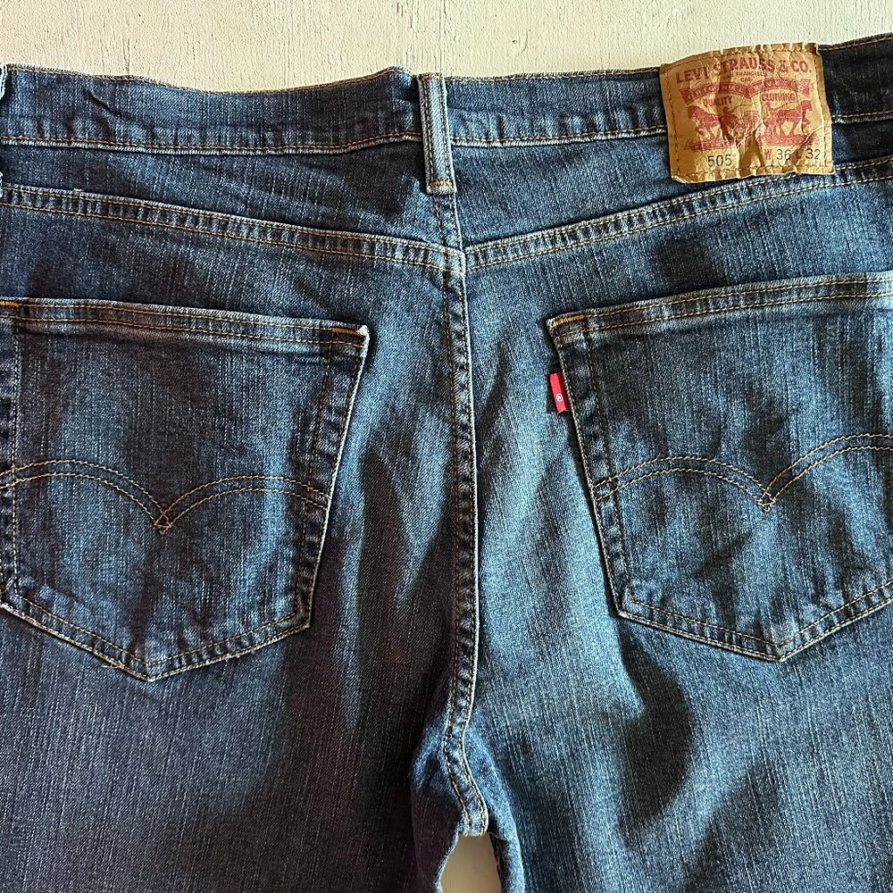 SOLD Levi's Men's 505 Regular Fit Denim Jeans - Barely Worn, Medium Wash - Picture 9 of 12